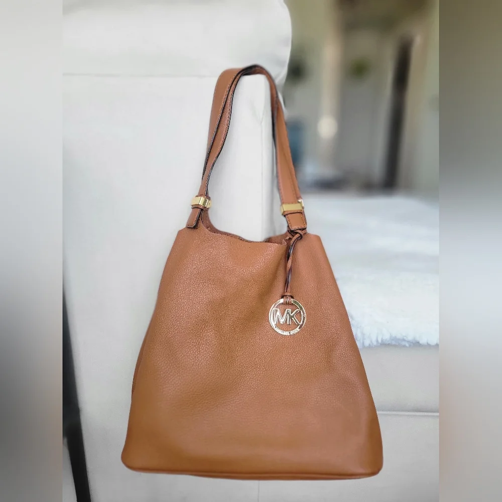 🌿 Michael Kors Cognac Reversible Pebble Leather/suade bag with pouch - Picture 4 of 15